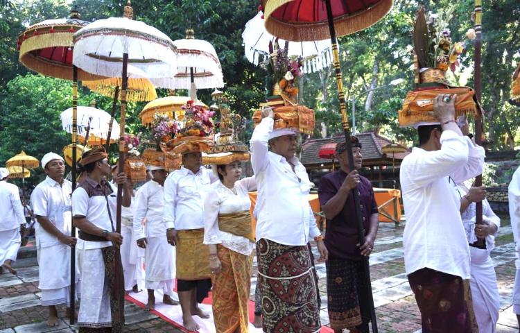 Pemkab Karangasem Laksanakan Persembahyangan ke Alas Purwo
